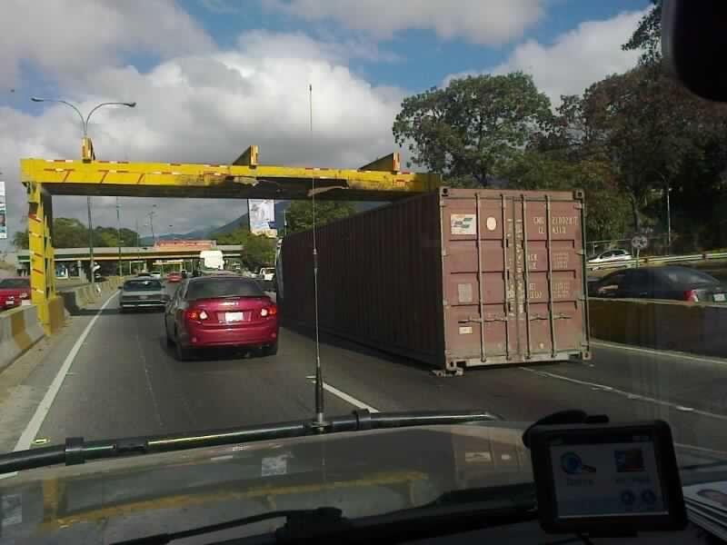 Trancada la Fajardo: gandola chocó con puente Los Ruices….¡otra vez! (Foto)