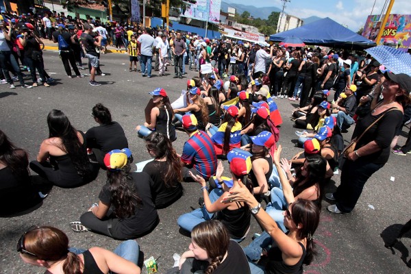 Con marcha y vigilia permanente exigen libertad para estudiantes