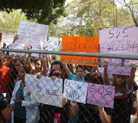 Estudiantes de Medicina realizaron pancartazo en el HCM