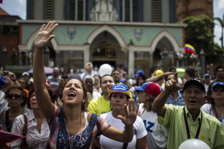 OPOSICIÓN CONVOCA A CEREMONIA DE ORACIÓN