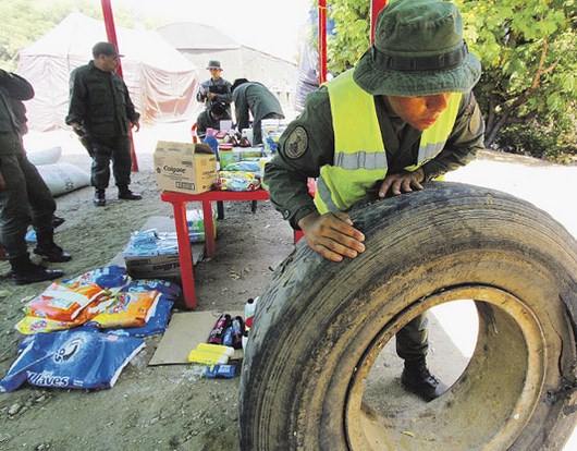 Contrabandistas se llevan los alimentos en los cauchos