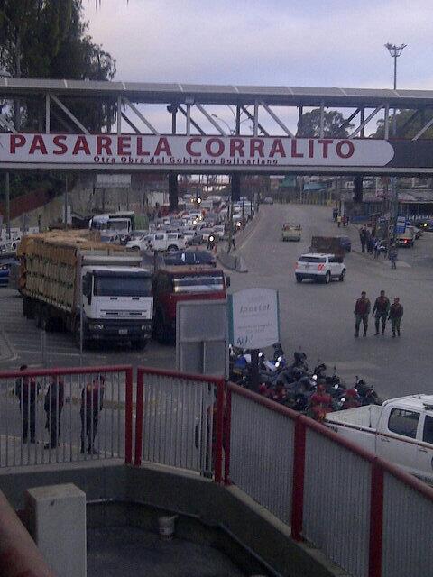 Trancan acceso en la Panamerica a la altura de Montaña Alta (Fotos)