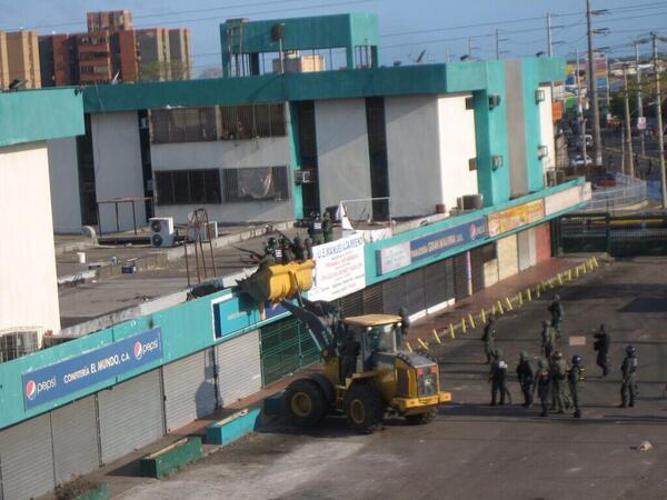 En una flagrante violación a la propiedad privada, la GNB usó un tractor para entrar a edificio (Foto)