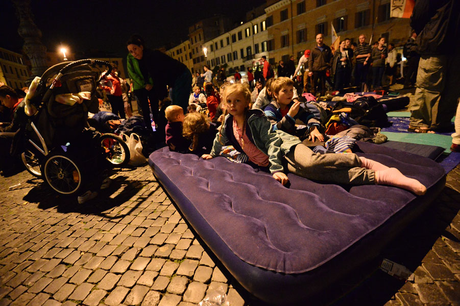 Peregrinos de todo el mundo acampan en torno al Vaticano