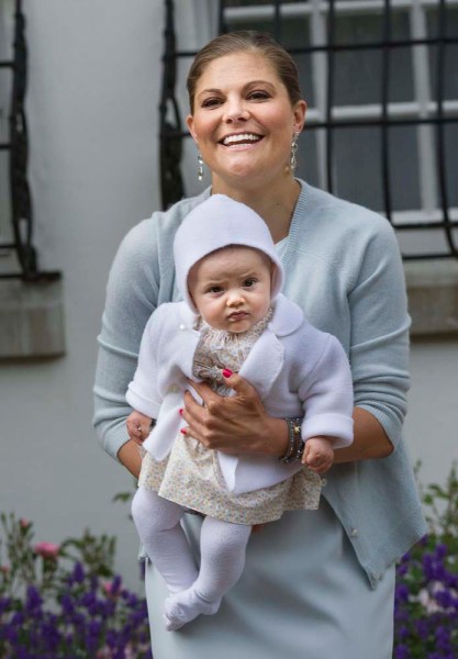 La princesa Victoria sujeta a su hija la princesa Estella mientras posan para los medios en la residencia de Solliden, en la isla sueca de Oeland