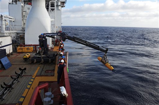 Amplían búsqueda de avión en lecho marino