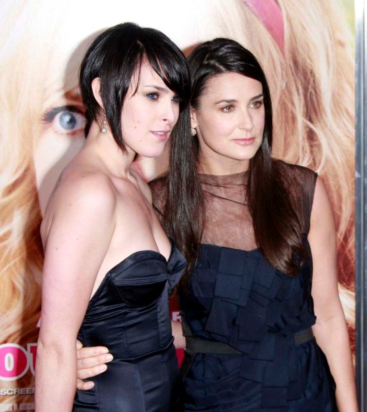 La actriz estadounidense Rumer Willis (izqda) posa junto a su madre, la actriz Demi Moore, a su llegada al estreno de la película 'The House Bunny', del director Fred Wolf, en el Mann Vilage Theatre de Los Ángeles