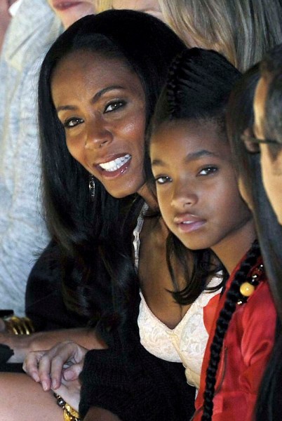 La actriz estadounidense Jada Pinkett Smith (izq), esposa del actor Will Smith, y su hija Willow (dcha) acuden al desfile de la colección de primavera-verano 2011 de Dolce and Gabbana