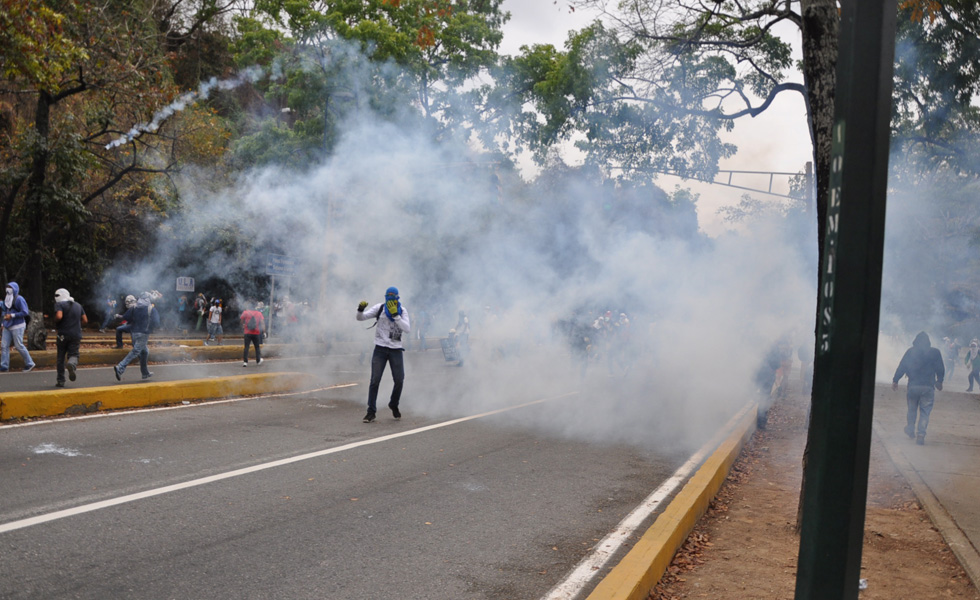 Siete heridos en choques entre estudiantes, grupos armados y antimotines en la UCV (Fotos)