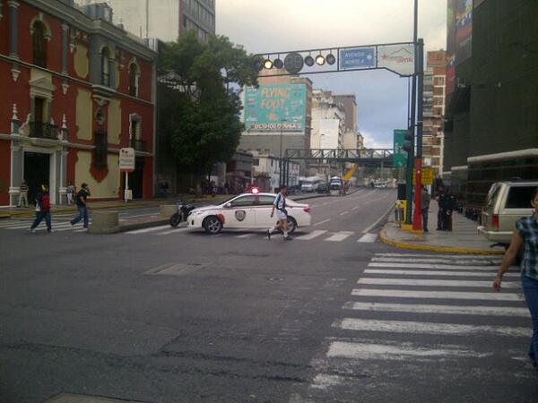 Cerrada la Av. Urdaneta a la altura de puente Llaguno este #11A (Fotos)