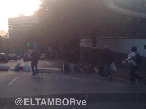 Cerrado el paso hacia Los Ruices antes de la Clínica Metropolitana (Fotos)