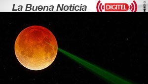 Un rayo verde sale de la luna de sangre