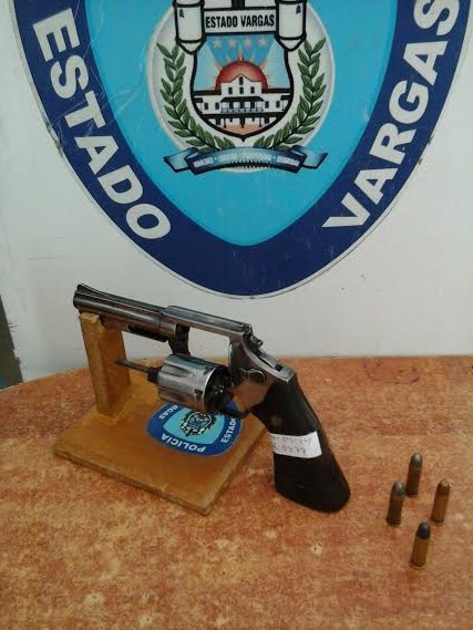 Polivargas aprehende a joven por amenazar con arma de fuego a su padrastro