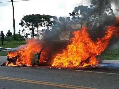 Queman tres vehículos en Río de Janeiro por muerte de anciana