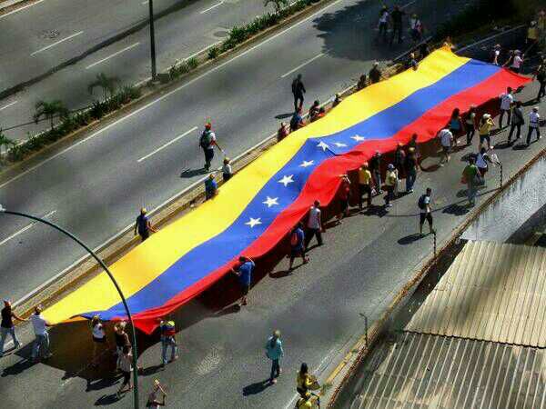 Manifestantes realizaron recorrido con bandera gigante hata Santa Paula (Fotos)