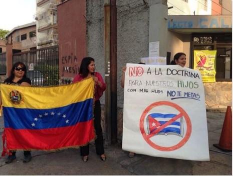 Padres protestan en los colegios para decirle no al adoctrinamiento (Foto)