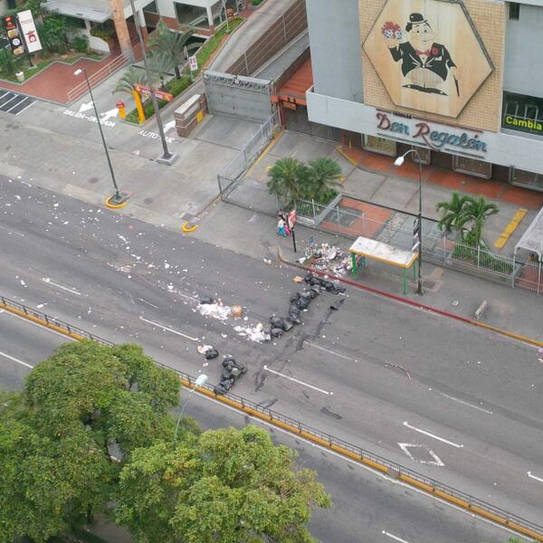 Barricada en la avenida Francisco de Miranda a la altura de La California (Foto)