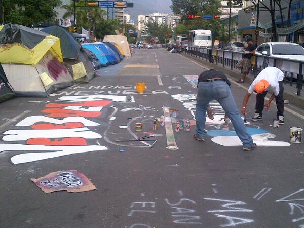 “Venezuela Resistencia” pintan en la calle estudiantes frente al Pnud