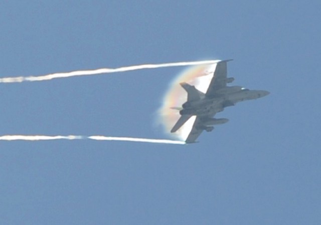 Avión de combate de la Fuerza Aérea de los EE.UU. participa en prácticas con fuego real en el último día del ejercicio conjunto US-filipina anual militar en la antigua área de distribución traget EE.UU. en Crow Valley, ciudad Capas, al norte de Manila AFP