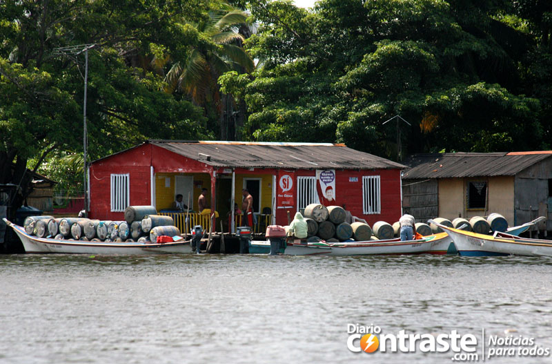 Así contrabandean gasolina en la laguna de Sinamaica (Fotos)