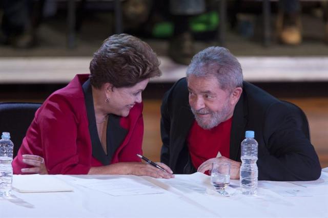 La presidente brasileña, Dilma Rousseff (i), y el exmandatario brasileño Luiz Inácio Lula da Silva (d) participan hoy, viernes 2 de mayo de 2014, en el encuentro nacional del oficialista Partido de los Trabajadores (PT), realizado en Sao Paulo (Brasil). EFE/SEBASTIÃO MOREIRA