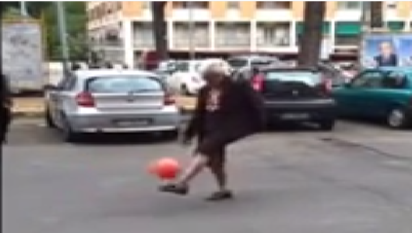 No es Cristiano ni Messi, es la abuelita futbolera (Video)