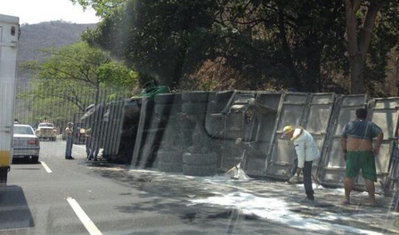 Reportan gandola volcada en el km 53 de la ARC