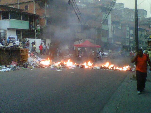 Petare protesta por falta de agua #5M (Tuits + Fotos)