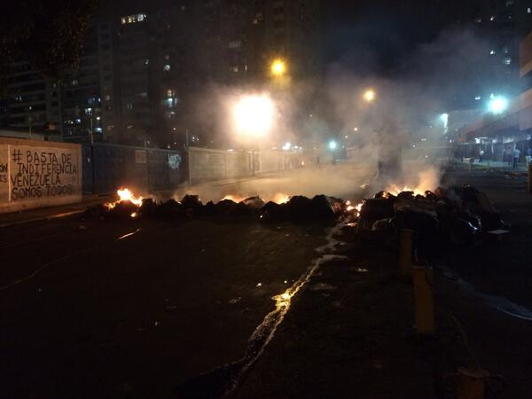 Reportan fuertes detonaciones de bombas lacrimógenas en Los Ruices (Fotos)