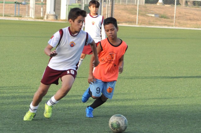 Escuela de Futbol Jua Arango dicto clinica a la Esc de Futbol Atle Valencia- FOTOS- Carlos Villasana   (1)