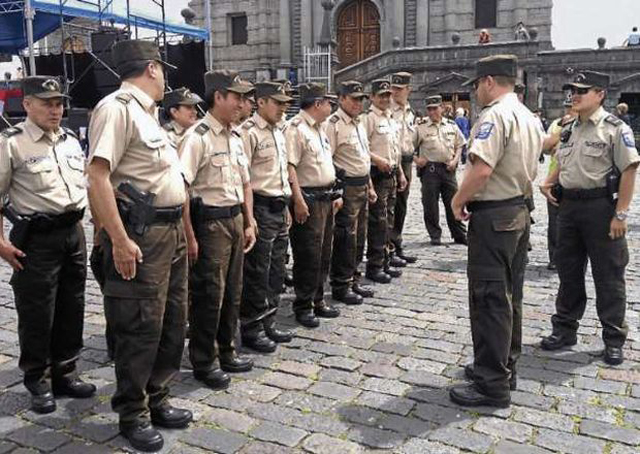 PoliciasEcuadorUniforme