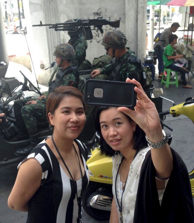 Selfie en Tailandia durante la Ley Marcial /  Foto !AP /  Kiko Rosario