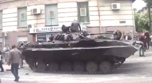 Dejaron un tanque en la calle, la gente se montó y un tipo lo disparó