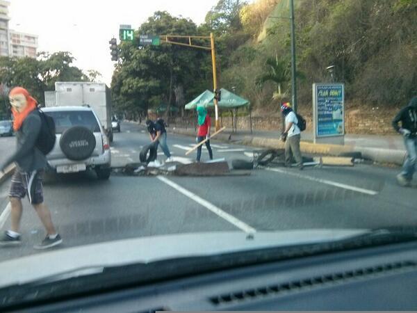 Cierran vía hacia El Cafetal con barricada (Fotos)