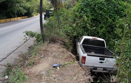 Perdió el control y la camioneta quedó encunetada (Foto)