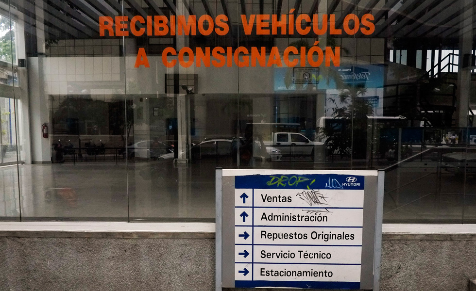 Los concesionarios de automóviles siguen vacíos por falta de divisas