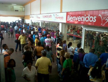 Tremenda cola para comprar en Bicentenario ¿y el abastecimiento seguro? (Foto)