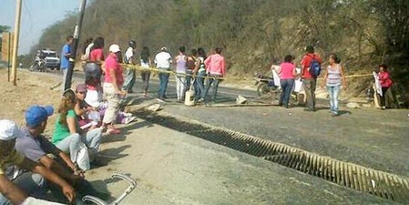 Cerrado el paso en la carretera Charallave-Cúa por protesta #6M (Foto)