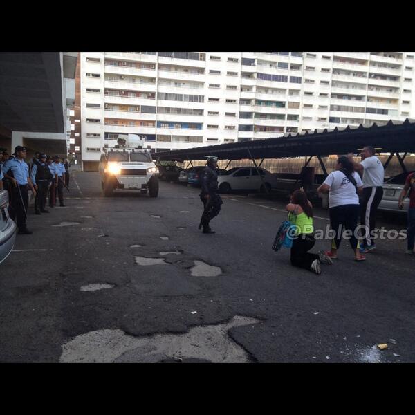 Minusválida pide arrodillada cese de represión de la GNB (Fotos)