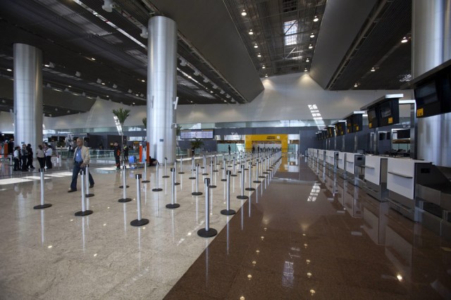 Foto: Vista de un sector de la tercera terminal del aeropuerto internacional de la ciudad brasileña de Sao Paulo (Brasil), hoy, 12 de mayo de 2014, que entró en operación este domingo y tiene capacidad para 12 millones de viajeros al año y descongestionará el transporte aéreo de cara al Mundial Brasil 2014.. EFE/SEBASTIÃO MOREIRA