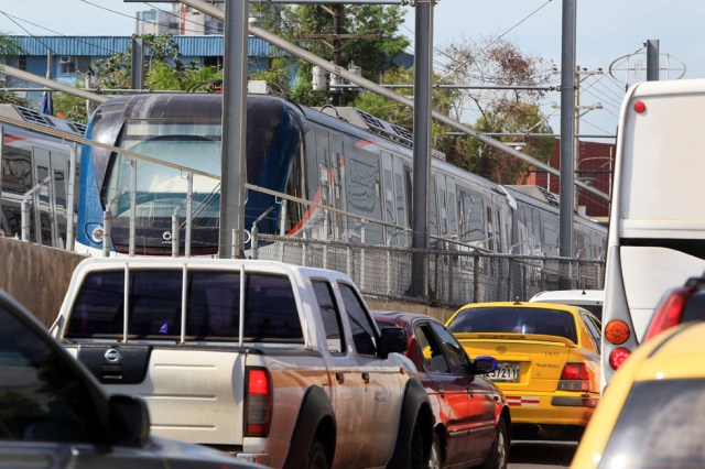 Foto: Fotografía donde se ven trenes del Metro de Panamá detenidos hoy, lunes 12 de mayo de 2014, durante un fallo eléctrico del sistema en la Ciudad de Panamá (Panamá). El Metro de Panamá está paralizado por un fallo eléctrico con cientos de personas a bordo que han empezado a evacuar, informó hoy la portavoz de la administración de la vía. EFE/Alejandro Bolívar