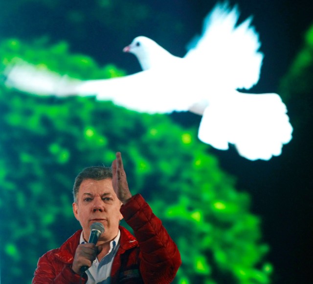 Foto: El presidente de Colombia, Juan Manuel Santos da un discurso durante un acto de campaña para las elecciones presidenciales en Soacha, cerca de Bogotá. REUTERS/Jose Miguel Gomez