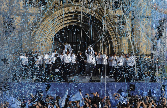 Foto: Los jugadores del Manchester City celebran con sus seguidores la consecución de la Premier 2014 en el Ayuntamiento de Manchester, Reino Unido, el 12 de mayo del 2014. EFE/Peter Powell