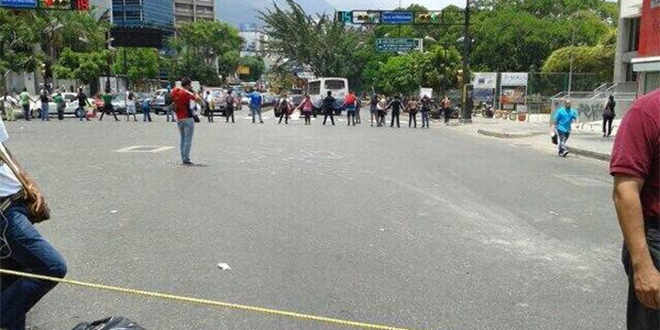 Cierran accesos a la Francisco de Miranda por marcha de trabajadores