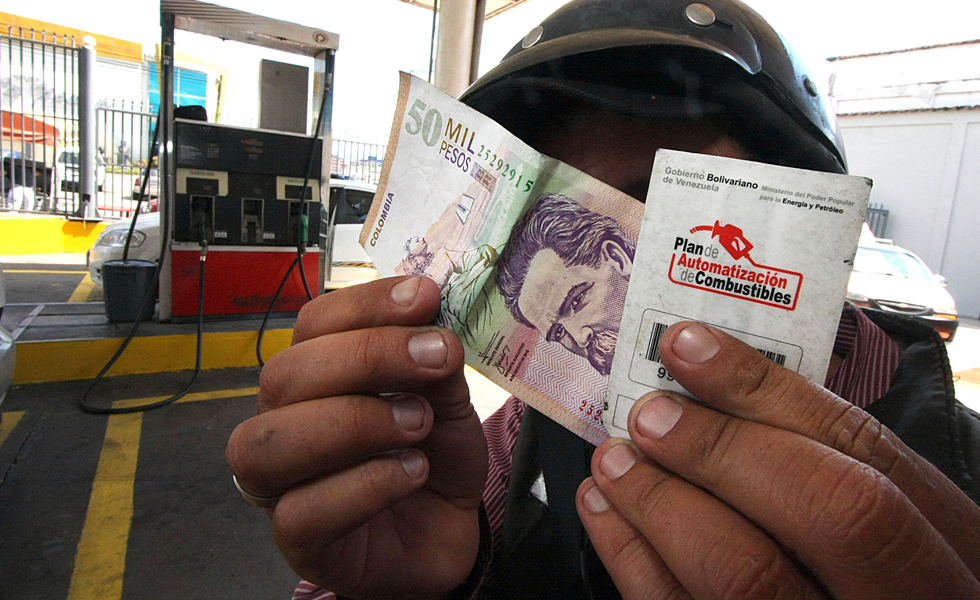 La vida en la frontera Colombo-Venezolana se cuenta en litros de gasolina