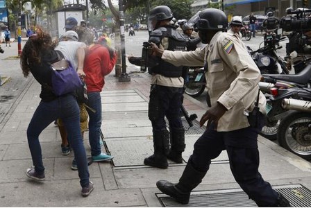 Así roció la PNB de gas pimienta a unos estudiantes #8M (Foto)