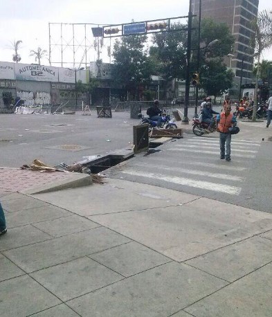 Alcantarillas como barricada cerca de Parque Cristal (Foto)