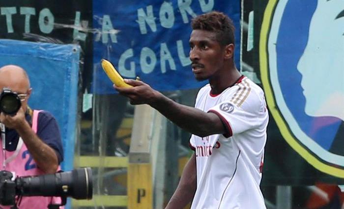 Lanzan un plátano al campo durante un partido del AC Milan (Foto)