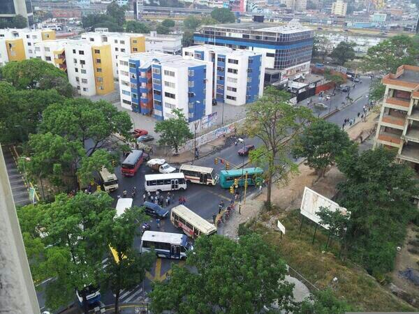 Cerrada la Av. Principal de La Urbina en ambos sentidos (Fotos + Video)