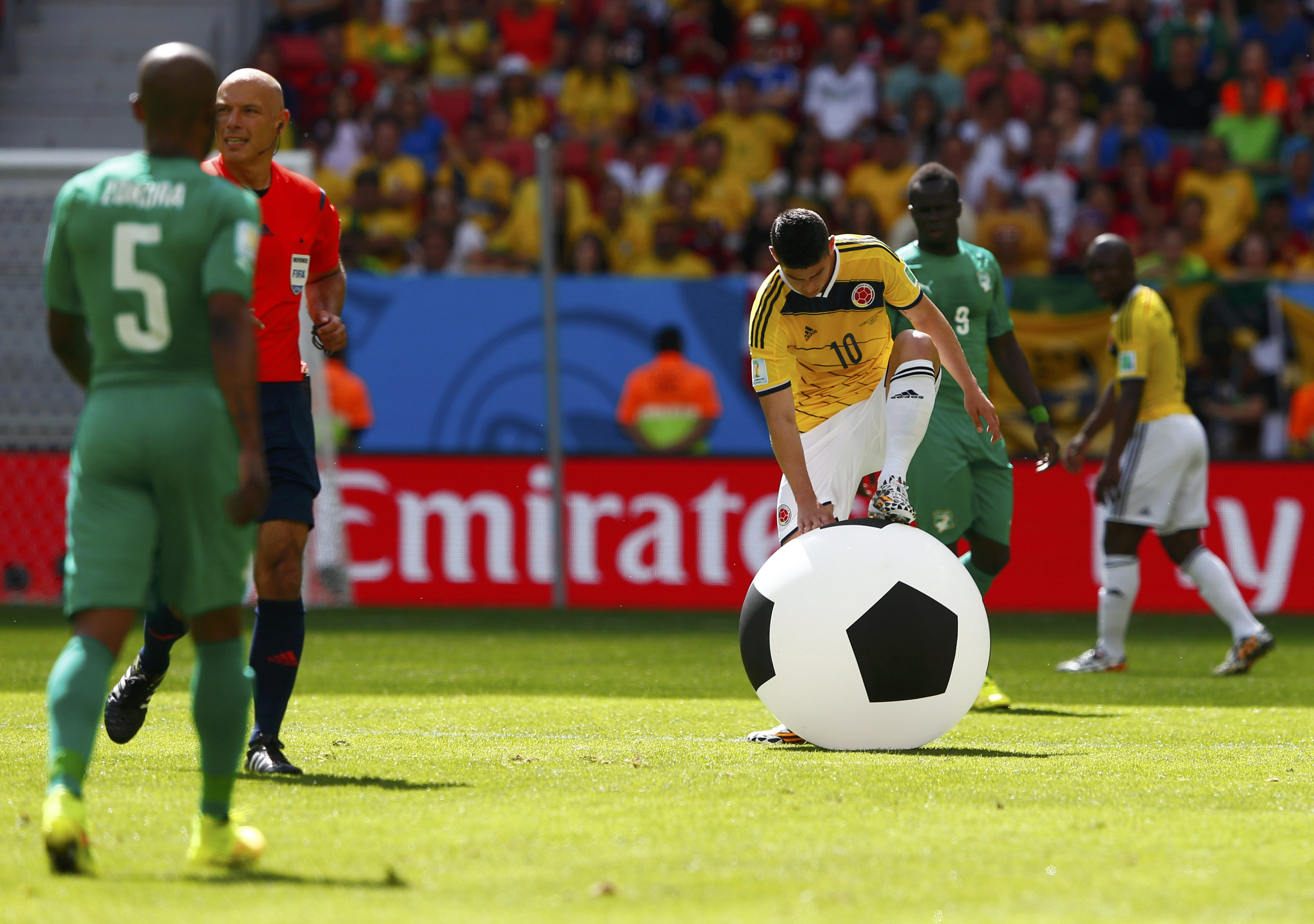 Un mega balón interrumpió por momentos el duelo entre Colombia y Costa de Marfil (Fotos)